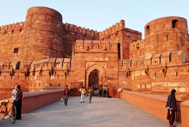 agra visit by tempo traveller